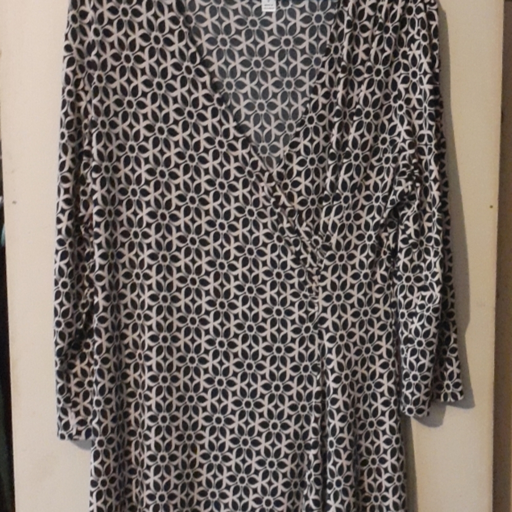 Really nice dress  looks great with black boots